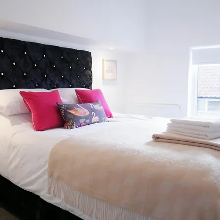 2 Bed Luxury Duplex Apartment In Heart Of Holt Holt  Exterior photo