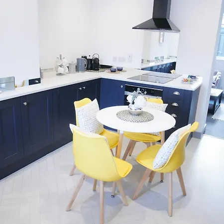 2 Bed Luxury Duplex Apartment In Heart Of Holt Holt  Exterior photo