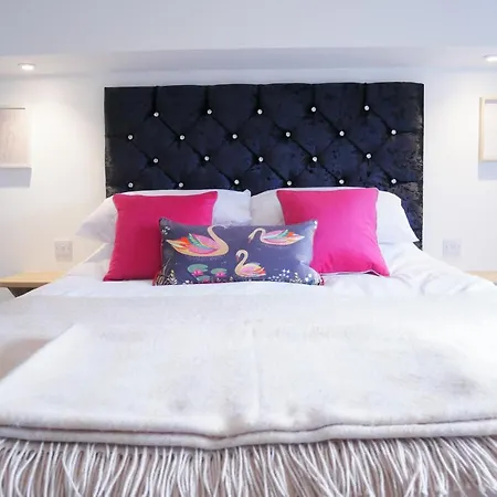 2 Bed Luxury Duplex Apartment In Heart Of Holt Holt  Exterior photo